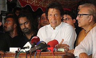 Khan holding a media press with Arif Alvi during the 2018 electoral campaign